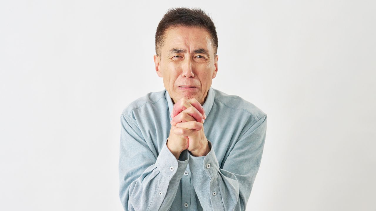 「頼む、800円だけ貸してくれ」年金月17万円・72歳の厳格な父、スーパーのレジ横で息子に縋った「予想外の理由」。真面目な高齢者を追い詰める「騙しの正体」