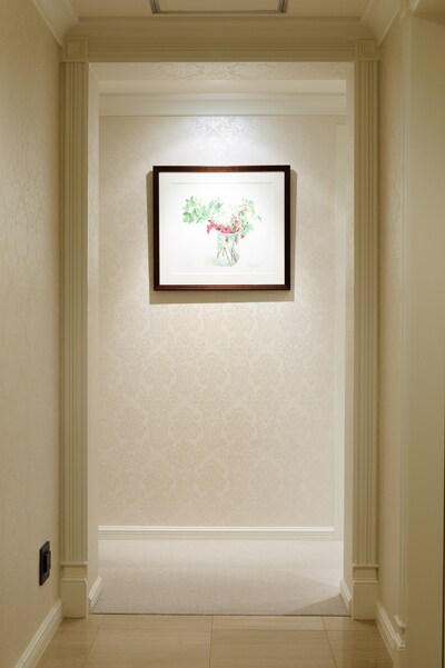 ドアを開けたときに最初に目が行くフォーカルポイント。『イギリス人の部屋はなぜ物が多くても素敵なのか』（飛鳥新社）より