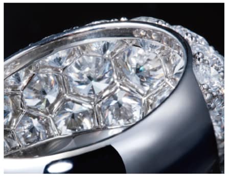 指輪の裏を見ると、六角形の蜂の巣状に裏取りがされているのがわかる。ひとますひとますが丁寧な仕上がりで、指輪全体の美しさを裏からも演出している