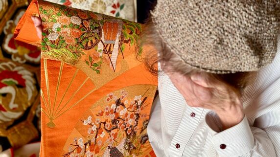 父の〈銀行預金2,500万円〉を〈全部タンス預金〉にした年金月15万円の85歳母…夜中に泣きながら57歳娘に電話「お金の隠し場所を忘れた」→大捜索後、“柿色の帯の中身”に娘も動転【FPの助言】