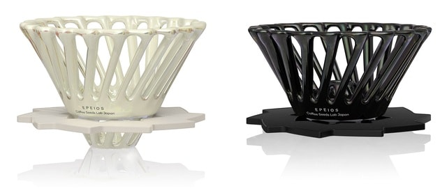 左からAIR（ホワイト）、AIR Pro（ブラック）、いずれも付属のホルダーをつけたイメージ