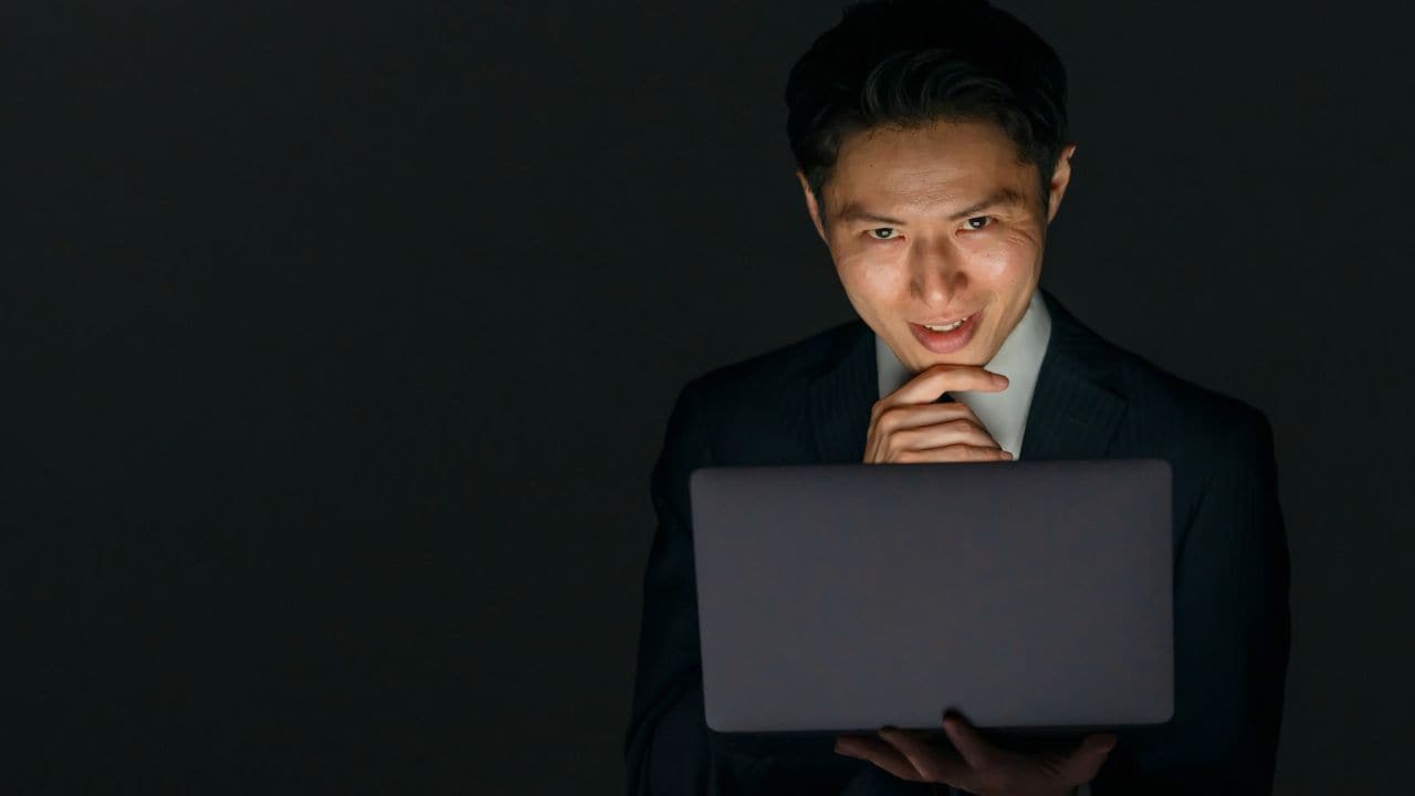 あんたより、ずっと親切よ…53歳息子の忠告を一蹴する83歳母。実家を喰い物にする「黒スーツの男」、恐ろしい正体