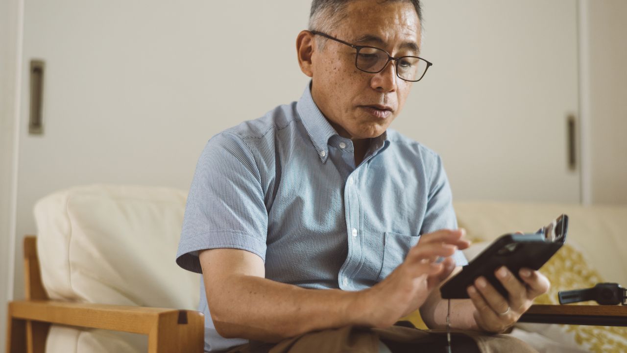「お母さんは、ずっと待っていたんだよ」…66歳元エリート夫、娘から聞かされた「家出妻」の衝撃伝言。ネット口座に振り込まれた「年金31万6,000円」を見つめ、スマホを握りしめて一人流した涙