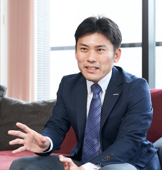 阿部亮介氏。いつかは地元で暮らしたい、子どもと遊べる庭もほしい、という2つの希望を持っていました。