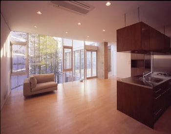 2階リビングに面するデッキテラスもプライバシー性の高い庭として機能している（山本氏設計・東京都）