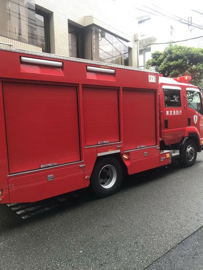 危険な現場に駆けつける消防車両（東京・渋谷区）