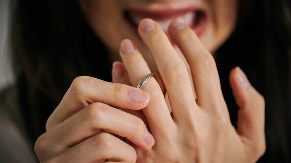 離婚後の結婚指輪の行方、第1位は「売却」だが…昨今流行る、まさかの処分方法「木槌を使って、せーので」【弁護士が解説】