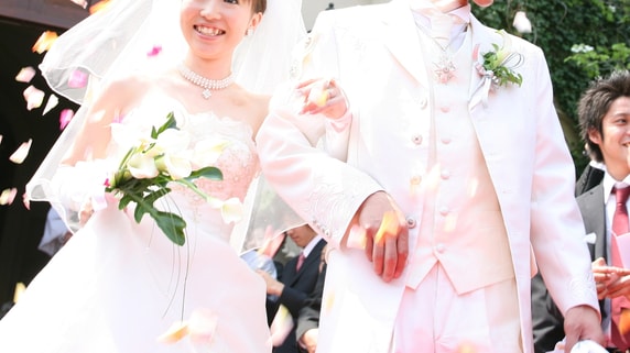平均327万円はムリ…「結婚式はもったいない」若者の半数が〈やらない選択〉をするリアルな懐事情
