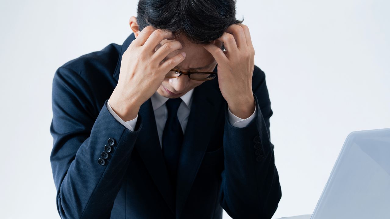 「無茶言うなよ…」月末最終日、未達の責任を押しつけられた〈年収850万円・48歳課長〉、報告書の代わりに上司に突きつけた退職届
