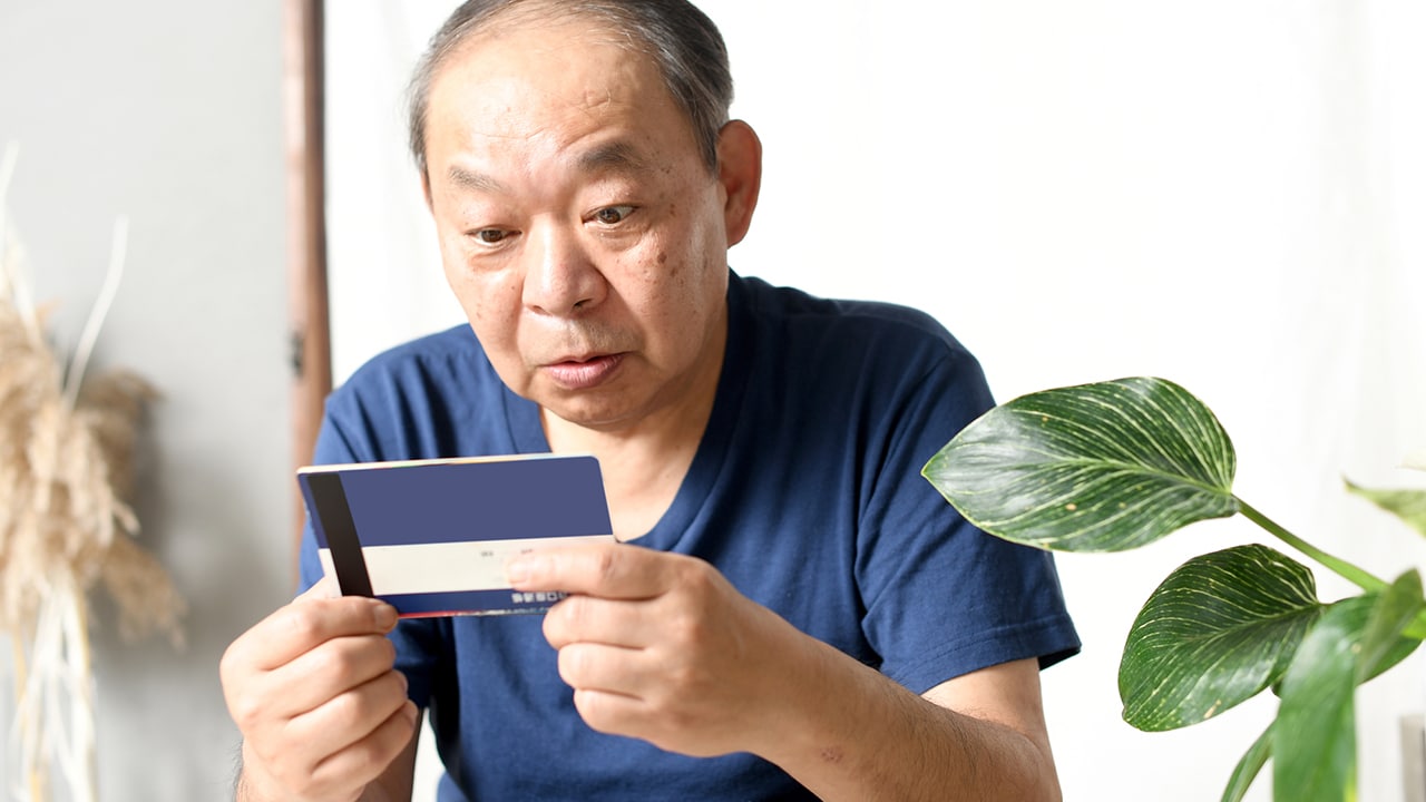 「500万円、どこにいった？」〈年金月26万円〉74歳夫、老後資金の「消失」に絶句…72歳妻が40歳娘にお金を渡し続けていたワケ