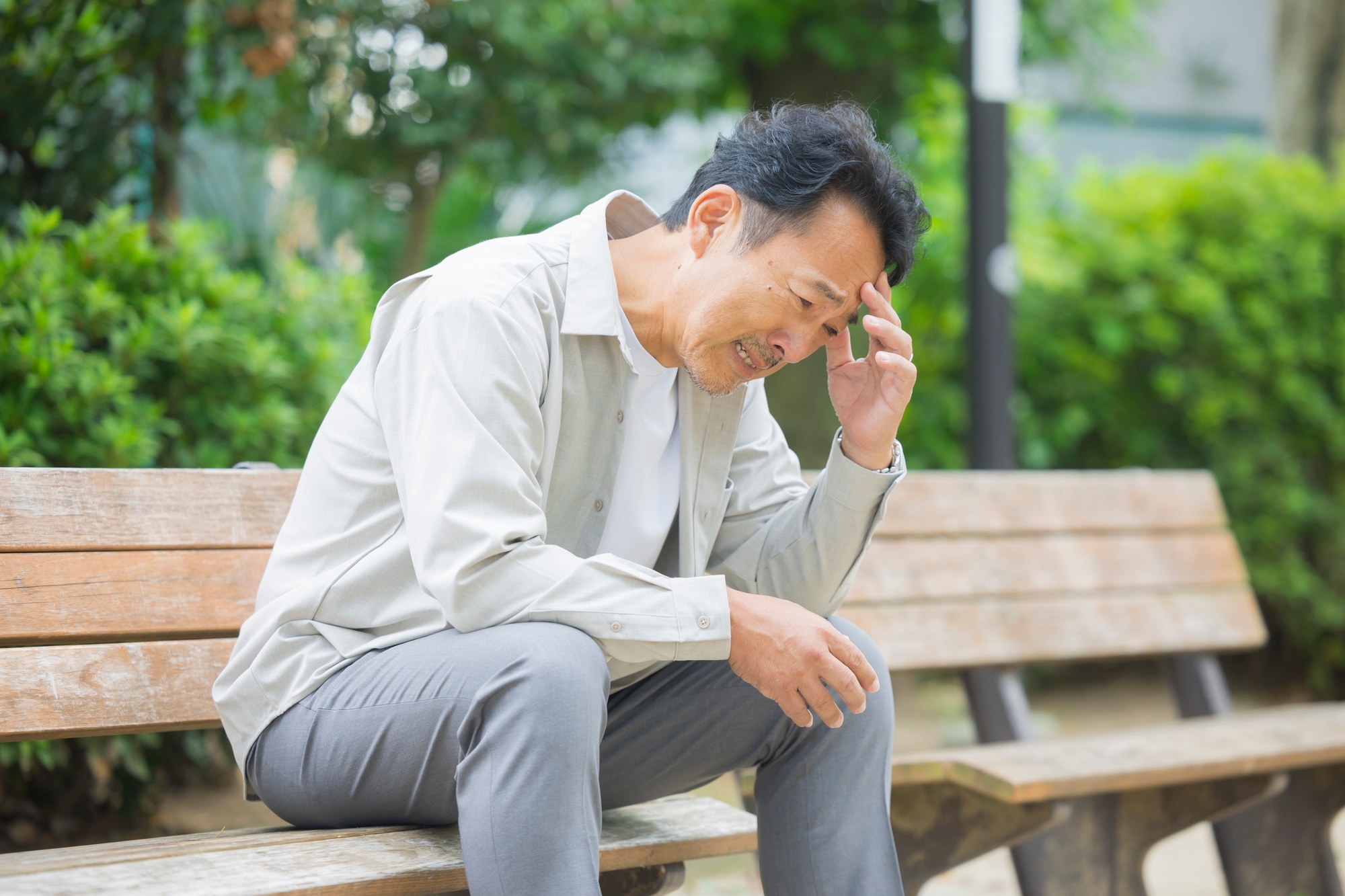 「うっ、うそだろ…」定年後の預金通帳に並ぶ〈年金振込330,000円〉の現実。〈現役時代は年収1,500万円〉65歳遅咲きエリート「生活レベルを落とせない」の末路