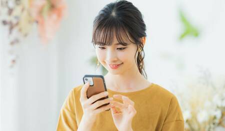 スマホを操作している女性