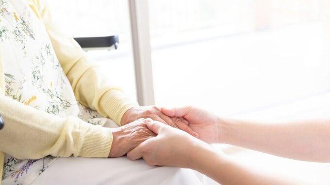 「もう帰りたい…」〈年金月15万円・81歳女性〉、家族の説得で老人ホームへ…数ヵ月後に直面した〈思いがけない現実〉
