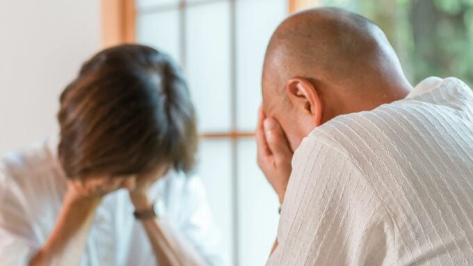 二人で年金月36万円、退職金4,000万円だったが…「財布を分けていた」69歳・元国家公務員夫婦。定年9年後、初めて互いの「口座残高」を見せ合い、同時に膝から崩れ落ちたワケ【FPが解説】