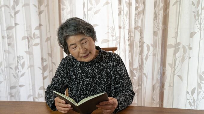 「母は、最後まで自分にお金を使えない人でした」母が孤独死した月収60万円の55歳娘、母の遺品で見つけた〈栗色の手帳〉の中身に号泣したワケ【FPが解説】
