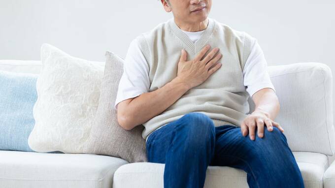 「65歳以降も働く」…倹約家・資産運用で〈資産7,000万円超〉64歳男性の決意。きっかけは“浴室で一人動けなくなった”経験