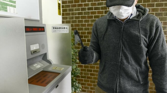 金融機関店舗の強盗事件発生件数は「完全失業率」と高い相関…過去には〈ポケットに指鉄砲〉で突入の衝撃事件も