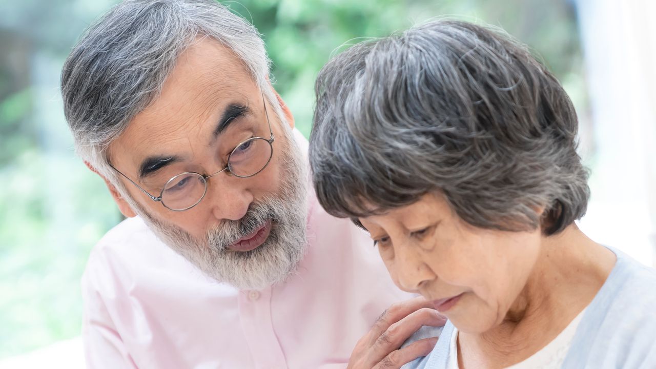 「もう限界、家を売りたい…」〈年金月24万円〉70代夫婦の絶望。「4,500万円で買った」夢の庭付きマイホームが突きつける「修繕費300万円」の残酷な現実