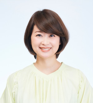 思いっきり分け目をサイドパート（横分け）にすると、色っぽさがにじみます。普段とは少しイメージチェンジしたい、お呼ばれの服に合わせたいなどという日は、こんなサイドパートが似合います