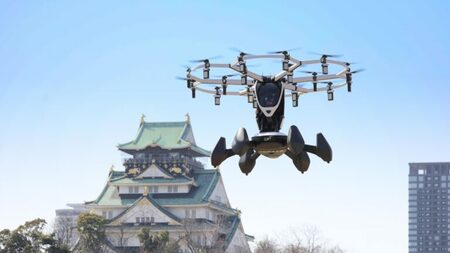 大阪万博でデモ飛行を行った米国LIFT AIRCRAFT社製「HEXA」。写真は2023年3月14日実施、国の許可が必要な屋外における日本初の「空飛ぶクルマ」の有人実証飛行の様子(写真:GMOインターネットグループ)