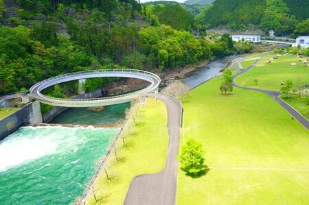 （日吉ダム　円形展望橋（京都府南丹市）／PIXTA）