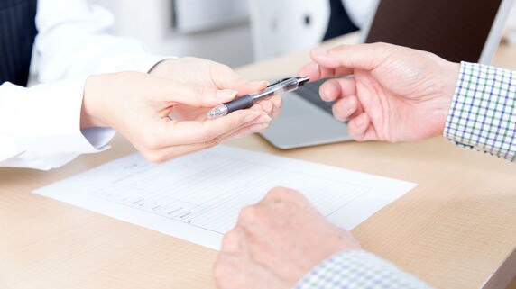 保険販売への厳しい規制…保険代理店経営の実態とは?