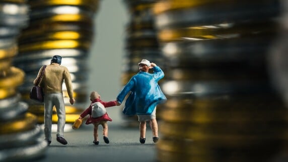 富裕層の家計〈削れない教育費〉で限界突破…債務整理の選択が「子どもの学校」に及ぼす影響は？【司法書士が解説】
