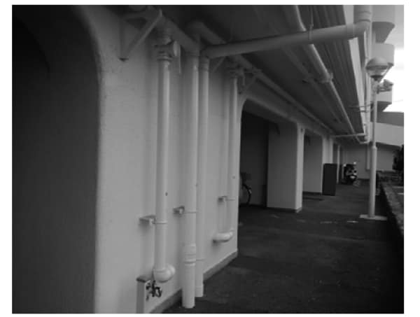 写真3　柱の補強に支障となる設備配管