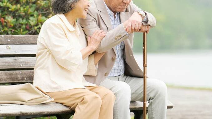 「こんなに貯める必要、あったのかな…」〈年金月25万円・貯蓄4,000万円〉60代夫婦、恵まれた老後で募る後悔