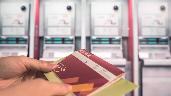 「ゼロが多すぎて、数えるのに時間がかかった」…年金暮らしの65歳夫婦、口座に突然“8ケタの振込”。銀行に駆け込んで知った〈まさかの理由〉