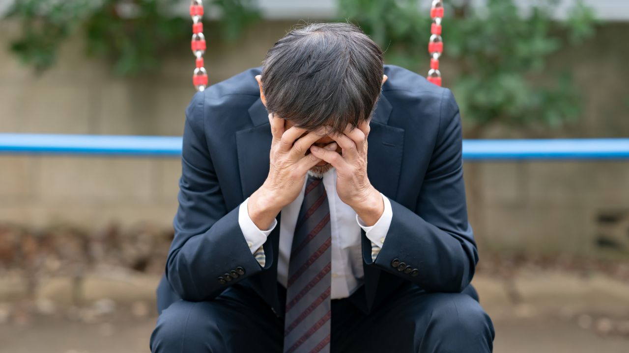 「俺はVIPだから…」〈退職金2,400万円〉62歳元教師の慢心。銀行員の甘い囁きに乗せられた「投資デビュー」の残念な結末