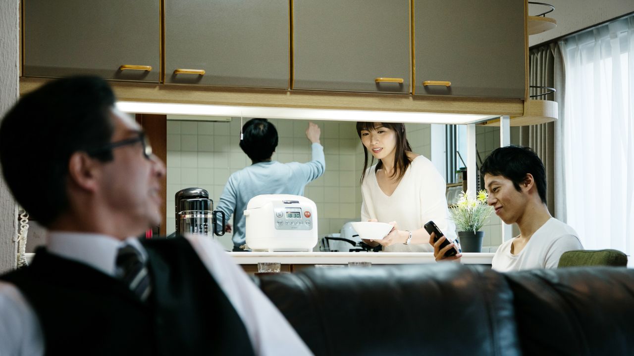 逃げたつもりはなかったんだ…月収150万円だった50代会社役員、暖房が消されたリビングで一人冷めた夕飯を食す日々。温かい我が家で待つ家族を裏切った「夜道の一瞬の出来事」【FPが警鐘】