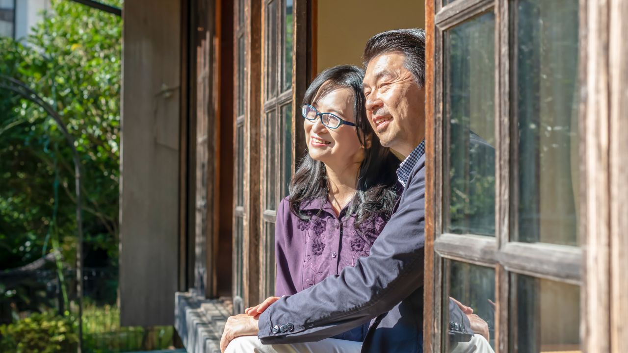 鳥のさえずりで目が覚め、満天の星空に感動…憧れの地方移住を叶えた60歳夫婦。想定外の「激しい大渋滞」に「毎日引きこもっています」の現実