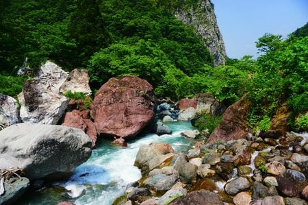 （小滝川ヒスイ峡（新潟県糸魚川市）／PIXTA）