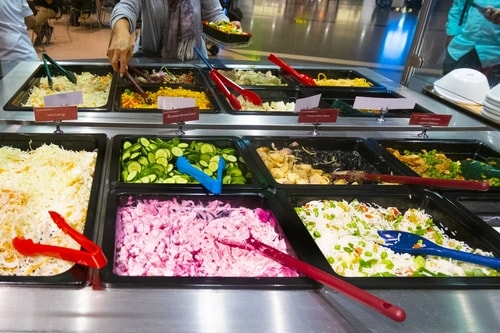 野菜や栄養バランスに配慮したビュッフェのある社員食堂