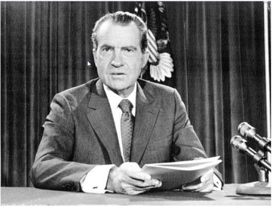 金と米ドルの交換停止を発表するニクソン大統領