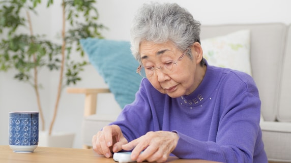 通帳残高は年々増える一方です…「年金月25万円」「不労所得月50万円」「総資産3億円」完璧な老後を送れるはずなのに。68歳女性が吐露する〈誰にも共感してもらえない苦しみ〉【FPの助言】