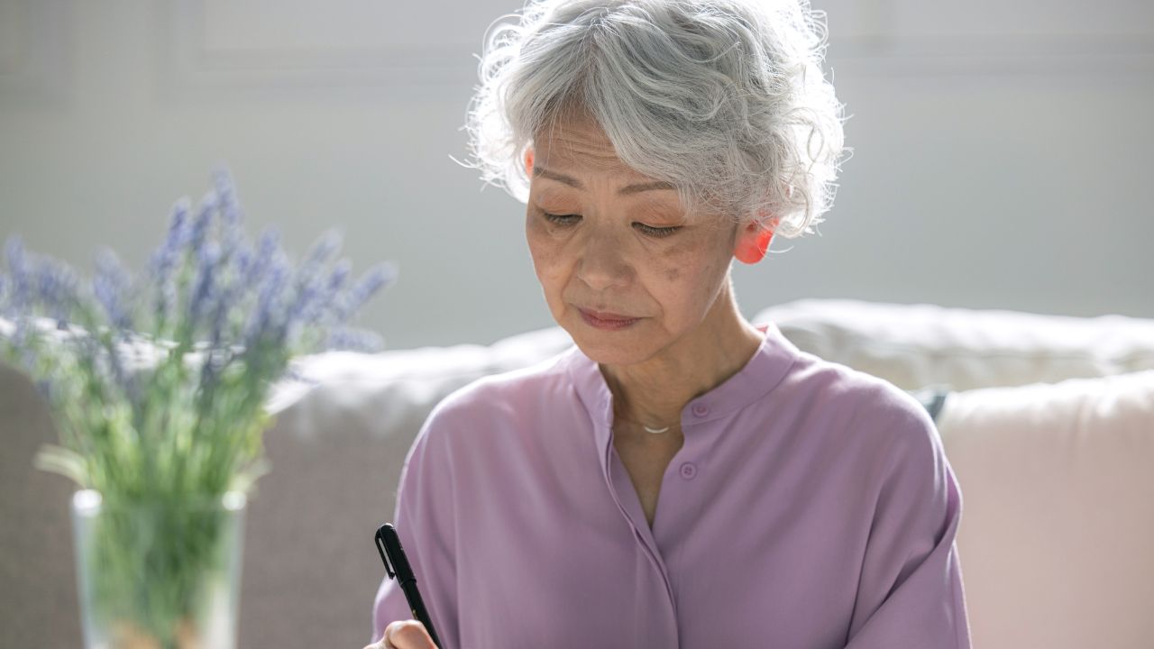 寂しい、帰りたい…東北から上京、月額16万円・サ高住に入居の84歳母の孤独。息子のそばが“幸せ”とは限らない「呼び寄せ介護」の誤算