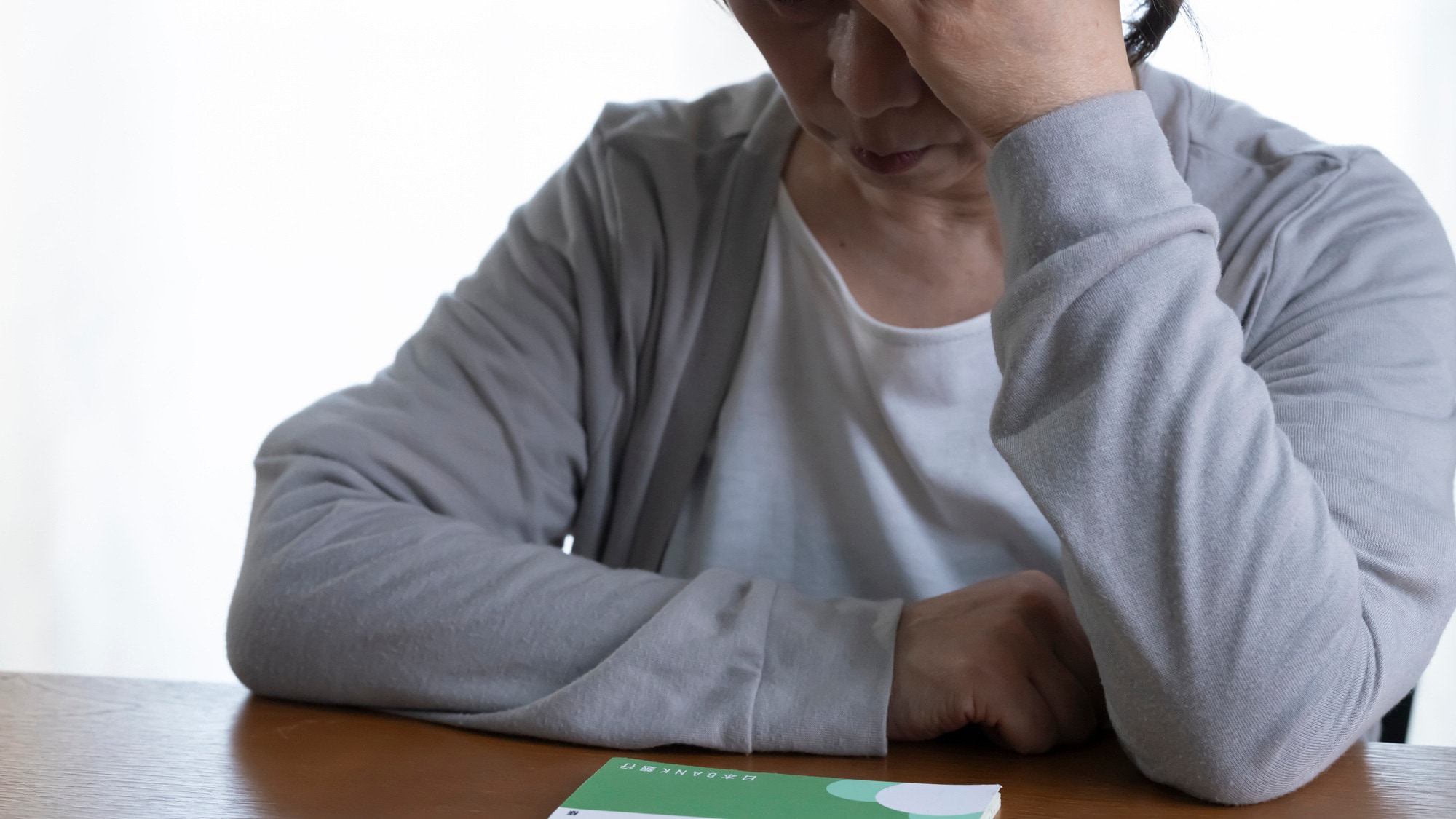 「私の年収は280万円…もう仕送りできません」43歳会社員の苦悩。月7万円の年金で暮らす72歳母に生活保護を勧めてもいいのか【行政書士が解説】