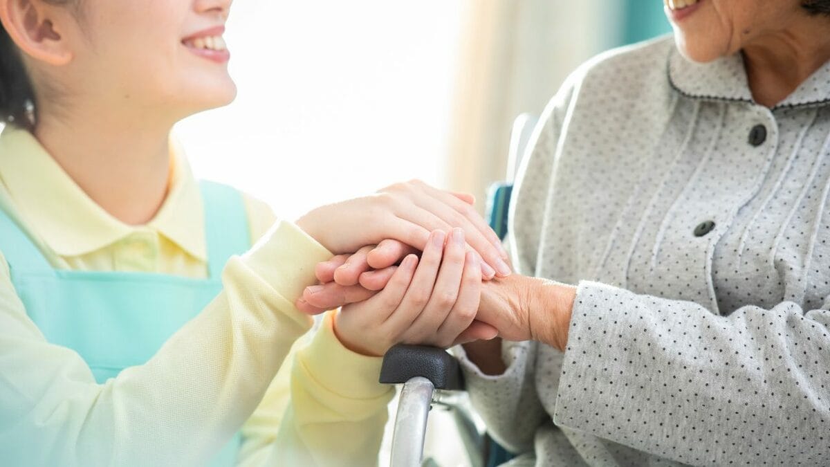 年金暮らしの両親「毎月の家計、赤字10万円」に息子顔面蒼白【FP、社会保険労務士が解説】 | ゴールドオンライン