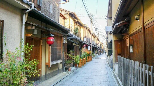 「そない急ぎはらんと、ゆっくりしていかはったら?」優しさにほだされ、後悔…【本当は怖い京ことば】
