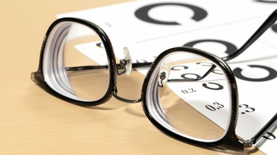 「老眼」と「近視・遠視・乱視」の決定的違い【眼科医が解説】