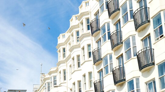 ぼろぼろマンションの恐怖…実際の「寿命」は何年?意外な答え