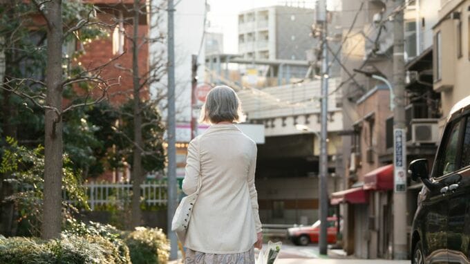 「私は大丈夫、心配しないで」と微笑んでいた79歳母。年金月10万円・団地暮らしの裏に隠されていた「切実な現実」