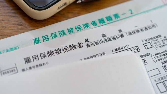 「失業給付はゼロです」転職して8ヵ月で〈懲戒解雇〉を宣告された52歳男性、無収入寸前で絶望…「離職票」の“たった一文”を正して再起できたワケ【社労士が「失業給付の受給資格」を解説】