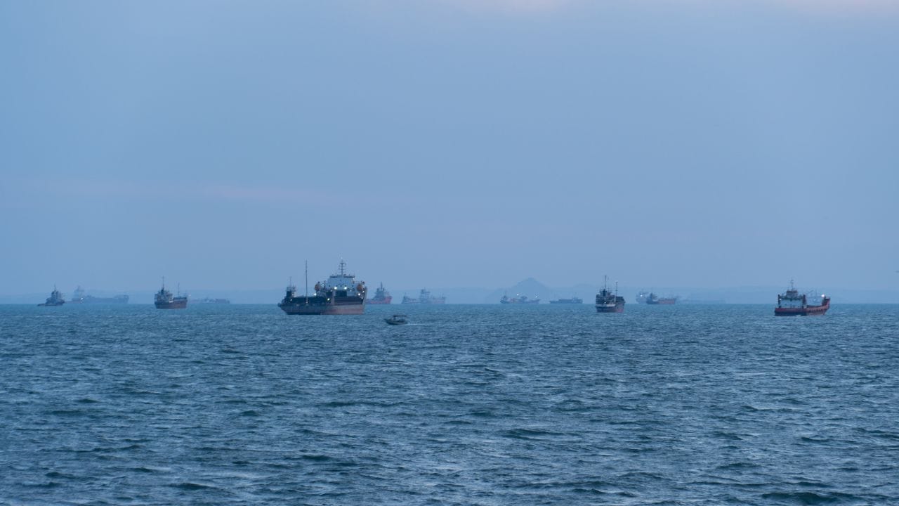 【緊急】家計負担「年間8.9万円増」どころじゃない…イラン攻撃でガソリン200円超え？ホルムズ海峡封鎖が招く「普通の家庭」に直撃する最悪な危機