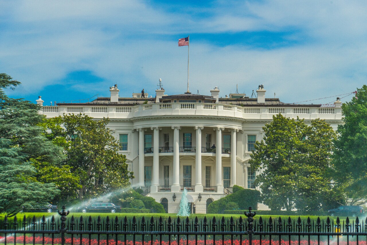 米国大統領選挙、世論調査と異なり、開票を待つ展開