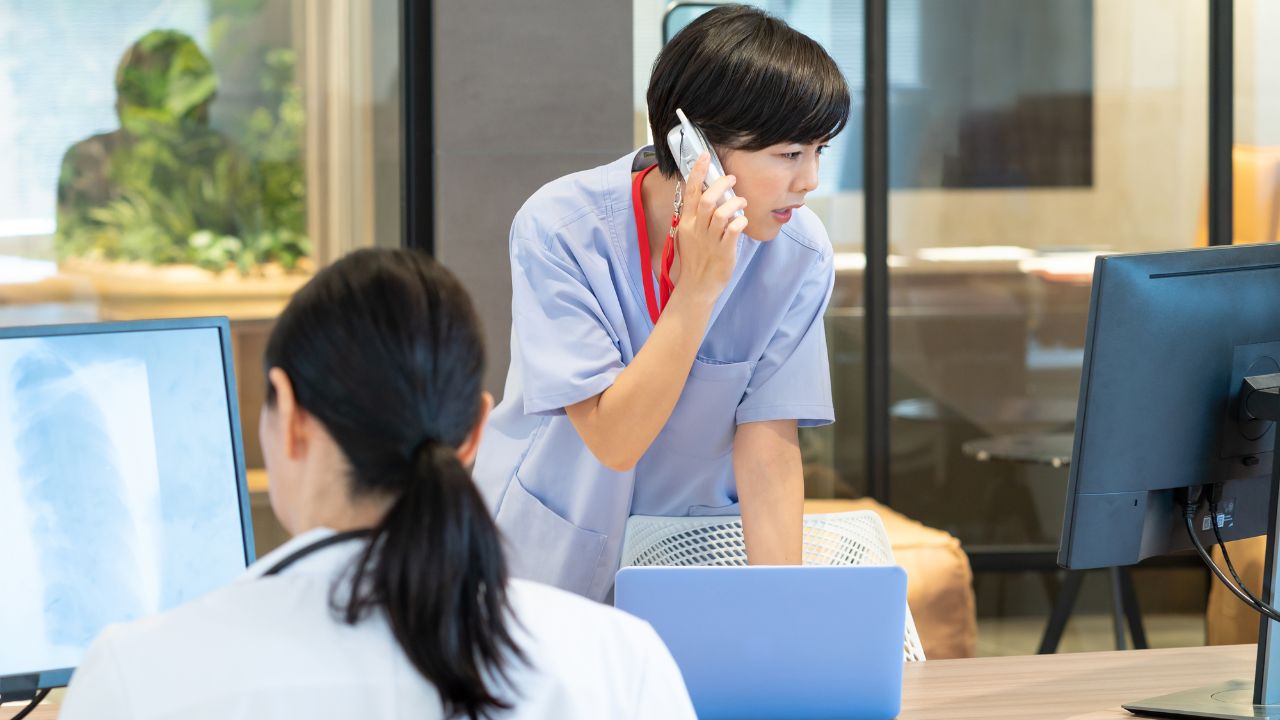 いまだに院内連絡は「PHS」の医師たち…コスト高でも病院に「スマホ」を導入すべき“これだけの理由”