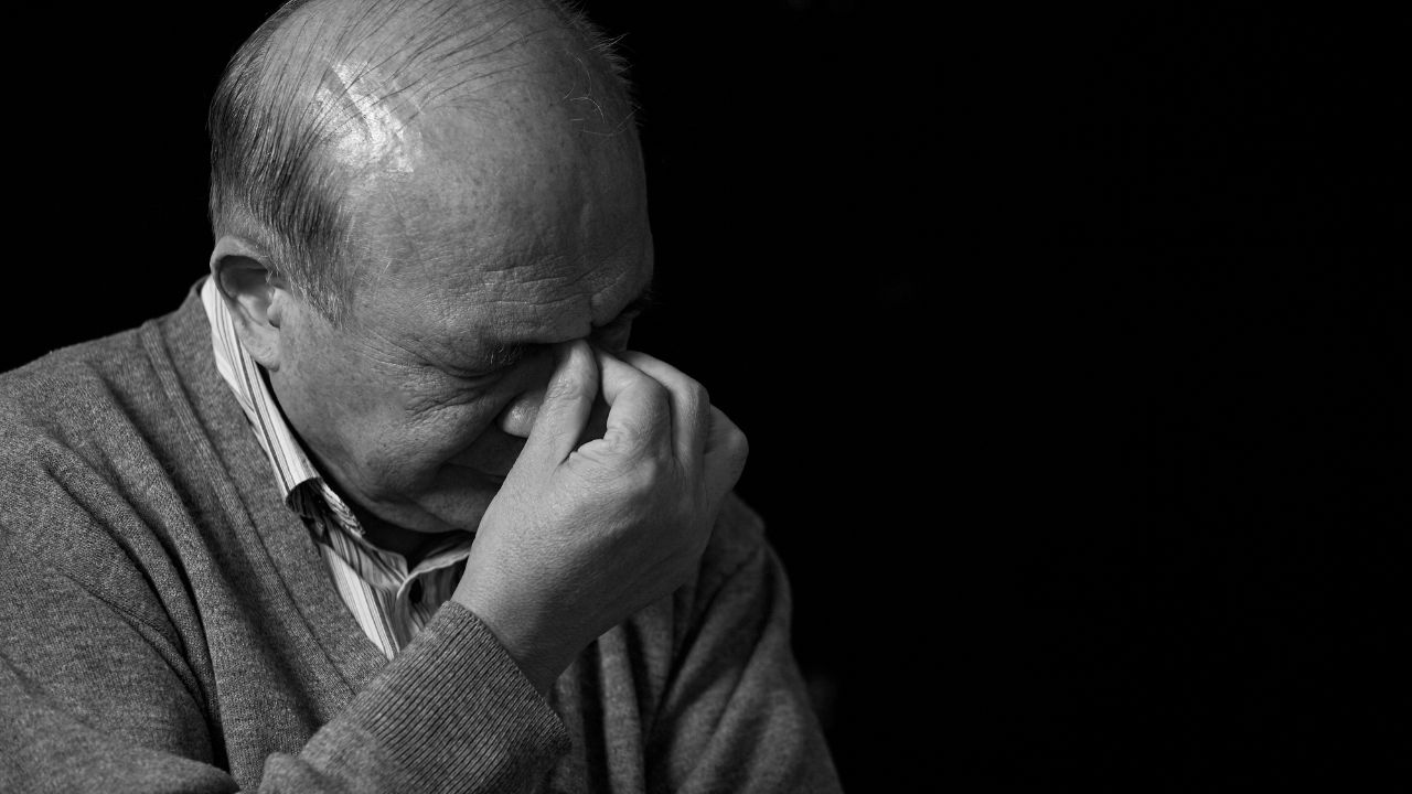 もう1円も残ってない…〈貯金3,000万円〉〈年金月20万円〉69歳元公務員、悠々自適の老後のはずが「預金通帳」を見て泣いた夜