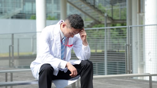 医師は苦労に見合う収入を手にすることができるのか？ （画像はイメージです／PIXTA）